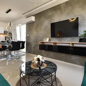 apartman-nella-1.hotelinzadar.com/
